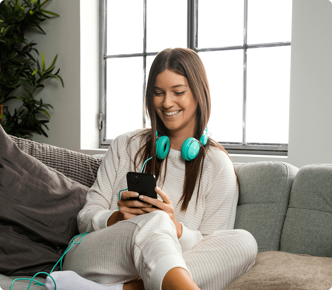 Persona usando tecnología en ambiente moderno